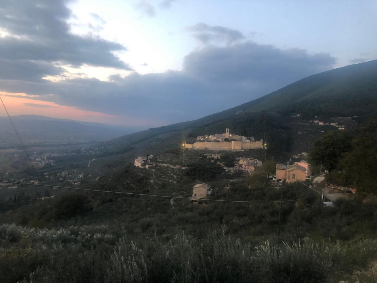 캄펠로술클리툰노 Il Castello Di Campello 아파트 호텔 외부 사진